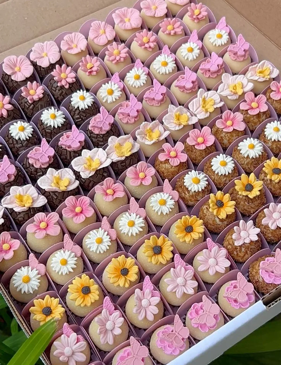 Seleção elegante de brigadeiros floridos